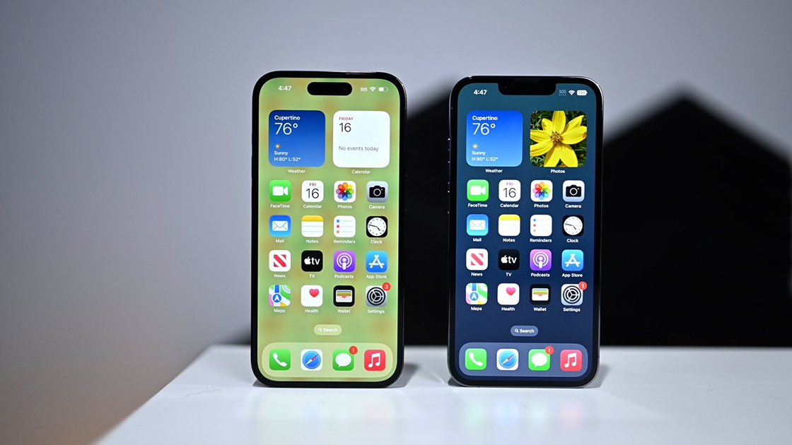 iPhone 14 và iPhone 13 được đặt lên bàn cân so sánh